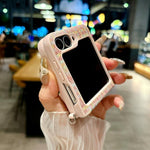 Custodia per telefono con motivo a intreccio fantasy in stile targhetta, con cinturino da polso., For Galaxy Z Flip8 5G