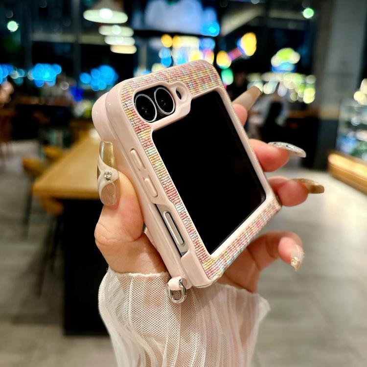 Custodia per telefono con motivo a intreccio fantasy in stile targhetta, con cinturino da polso., For Galaxy Z Flip8 5G