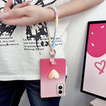 Custodia per telefono fai-da-te a forma di cuore con cinturino da polso, effetto sfumato rosa rosa, con texture effetto pelle., For Galaxy Z Fold8 5G, For Galaxy Z Fold8 Ultra 5G, For Galaxy Z Flip8 5G, For Galaxy Z Fold7 5G, For Galaxy Z Flip7 5G     ...