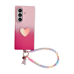 Custodia per telefono fai-da-te a forma di cuore con cinturino da polso, effetto sfumato rosa rosa, con texture effetto pelle., For Galaxy Z Fold8 5G, For Galaxy Z Fold8 Ultra 5G, For Galaxy Z Flip8 5G, For Galaxy Z Fold7 5G, For Galaxy Z Flip7 5G     ...