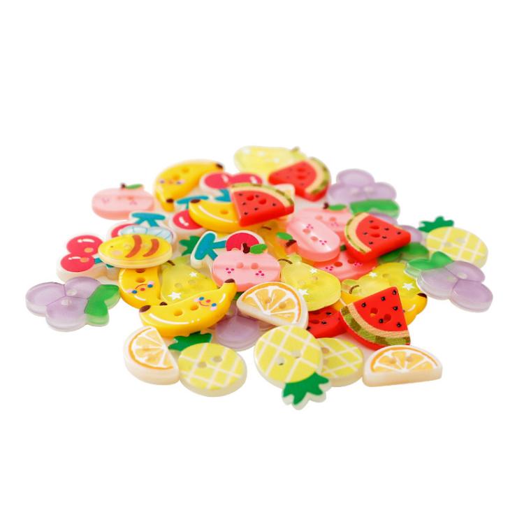 Confezione da 8 bottoni rotondi in resina con motivi di frutta colorata, ideali per accessori di cucito fai da te.