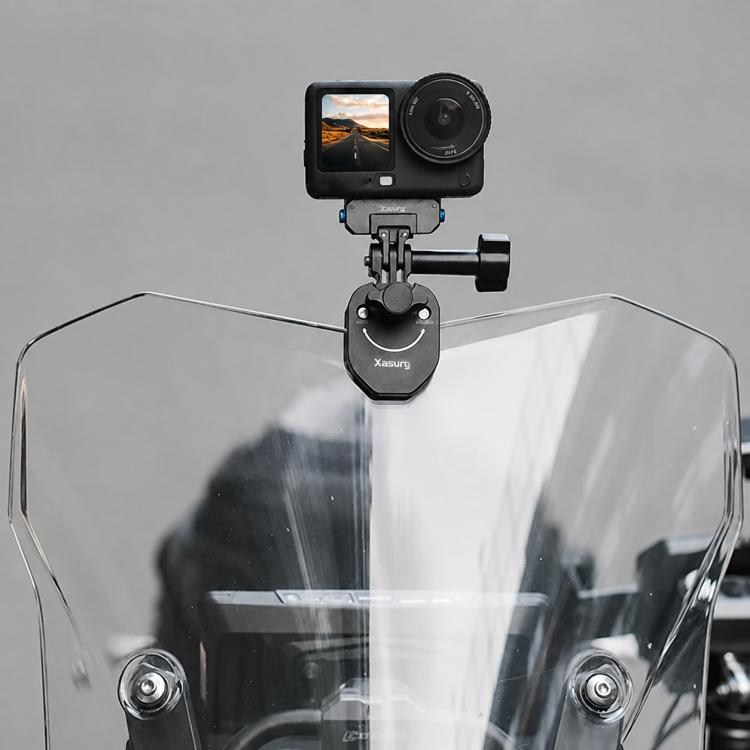 Supporto universale Xasurg per action camera da fissare al parabrezza della moto.