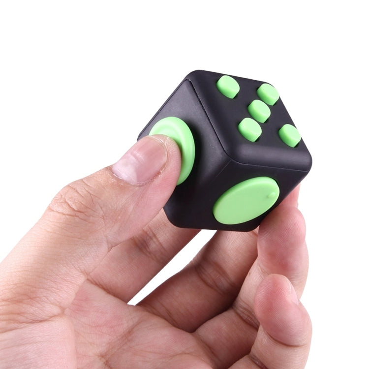 Fidget Cube allevia lo stress e l'ansia, giocattolo per attirare l'attenzione con cordino per bambini e adulti, consegna a colori casuale, Fidget Cube