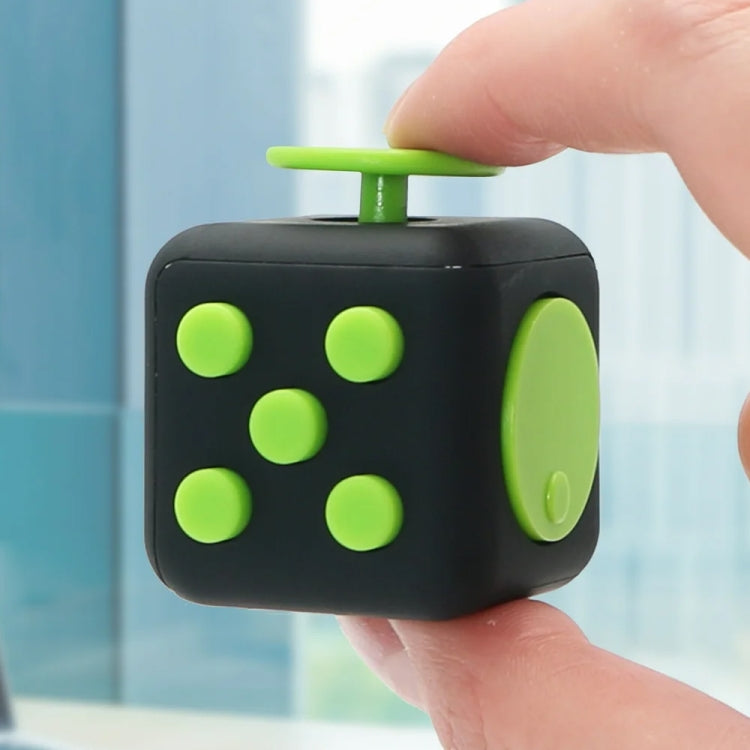 Fidget Cube allevia lo stress e l'ansia, giocattolo per attirare l'attenzione con cordino per bambini e adulti, consegna a colori casuale, Fidget Cube