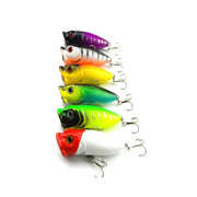 HENGJIA Esche da pesca artificiali in plastica Popper Esca da pesca bionica con ganci, Lunghezza: 6,5 cm, Consegna colore casuale, Length: 6.5cm