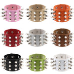2 pz stile punk europeo e americano moda esagerata punta conica 3 file rivetti braccialetto in pelle, consegna colore casuale