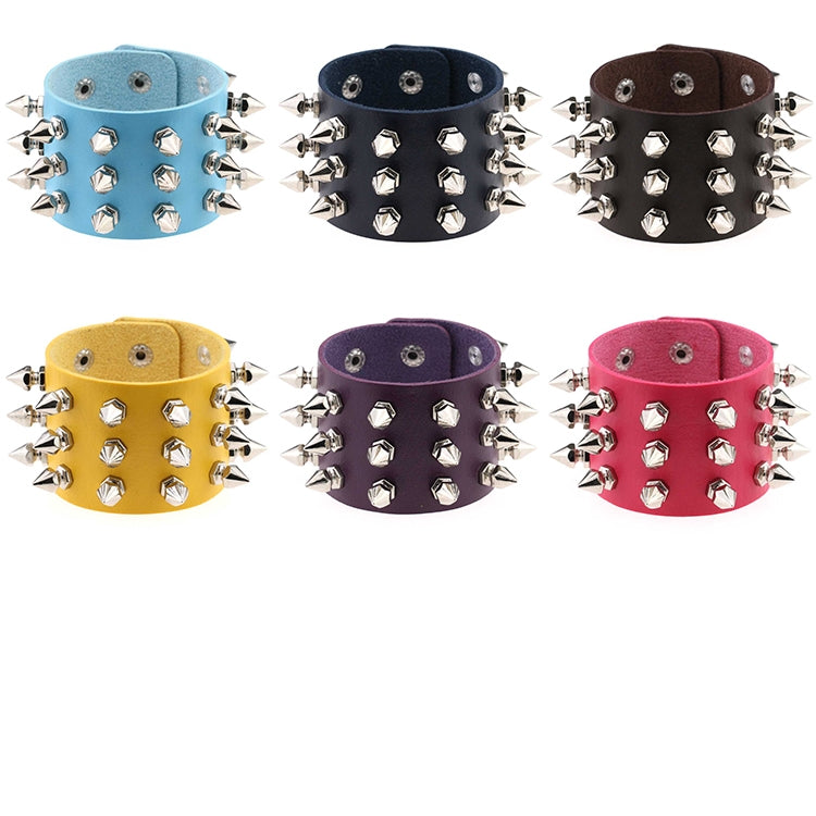 2 pz stile punk europeo e americano moda esagerata punta conica 3 file rivetti braccialetto in pelle, consegna colore casuale