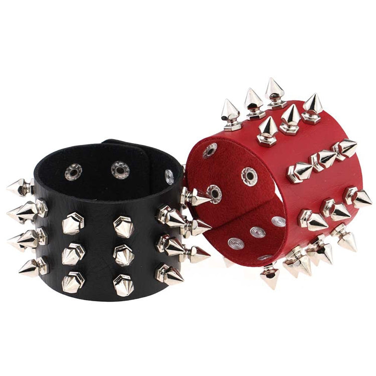 2 pz stile punk europeo e americano moda esagerata punta conica 3 file rivetti braccialetto in pelle, consegna colore casuale