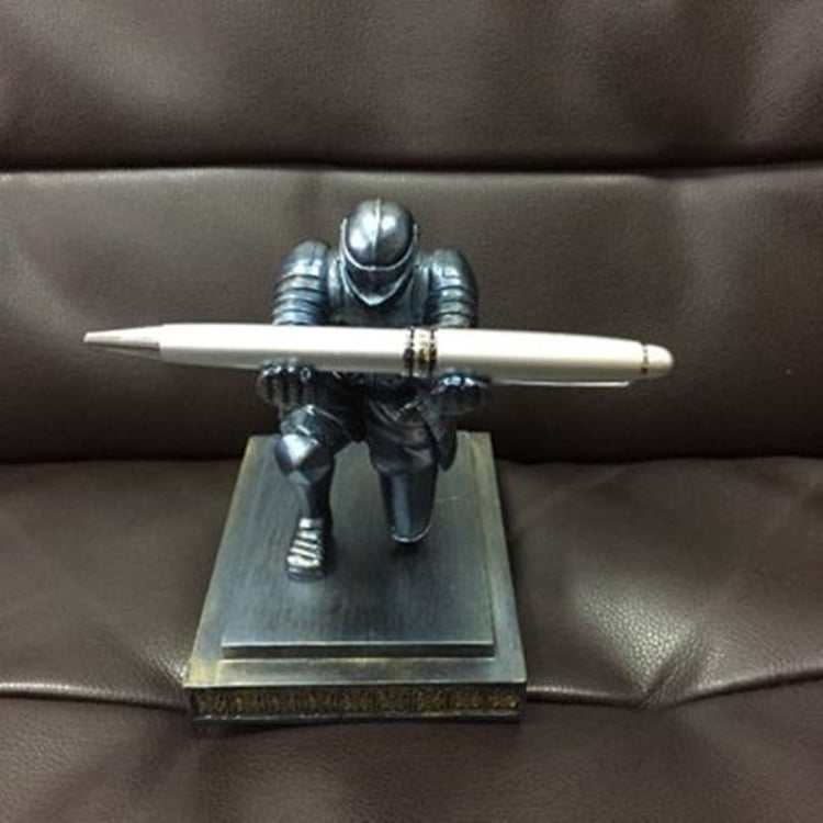 Portapenne da scrivania a forma di cavaliere in resina