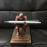 Portapenne da scrivania per ufficio creativo a forma di cavaliere esecutivo