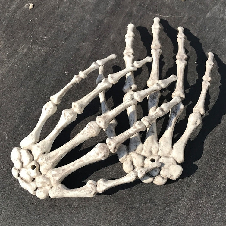 Un paio di mani di scheletro di Halloween, oggetti di scena per la decorazione della casa stregata, dimensioni: 15,5 x 10 cm, Skeleton Hands
