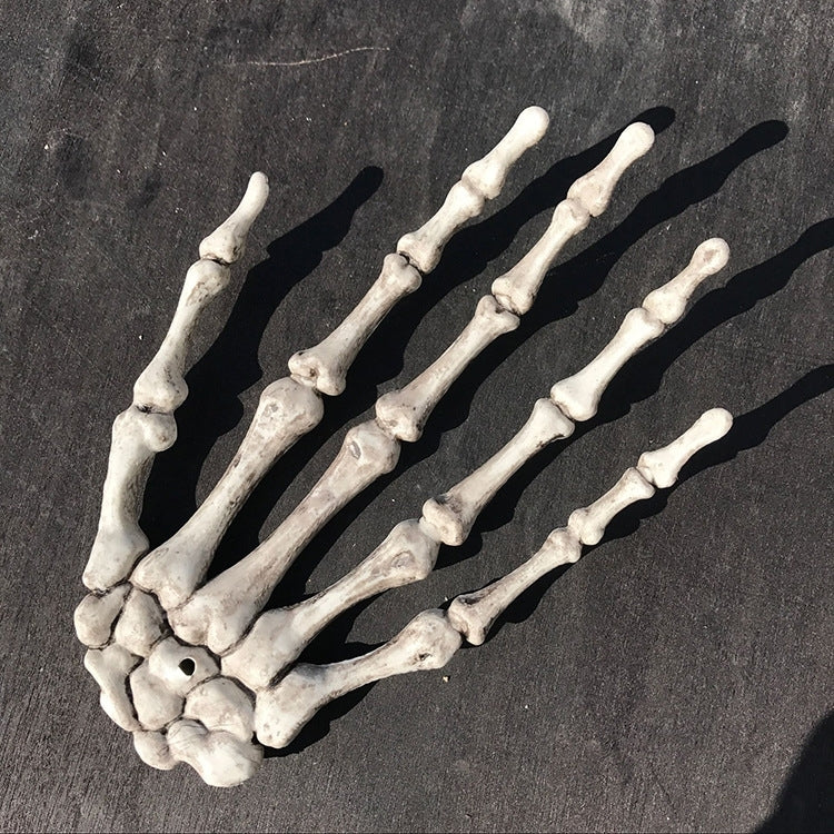 Un paio di mani di scheletro di Halloween, oggetti di scena per la decorazione della casa stregata, dimensioni: 15,5 x 10 cm, Skeleton Hands