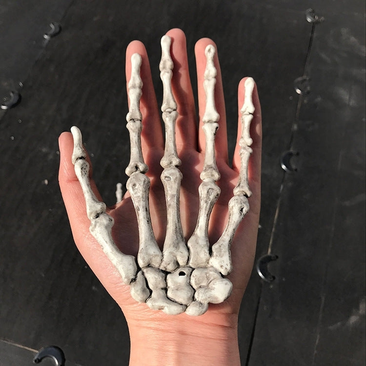 Un paio di mani di scheletro di Halloween, oggetti di scena per la decorazione della casa stregata, dimensioni: 15,5 x 10 cm, Skeleton Hands