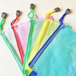 Buste per cancelleria in rete di plastica con cerniera da 12 pezzi, consegna a colori casuale (A5, dimensioni: 24x17,5 cm), A5, Size: 24x17.5cm