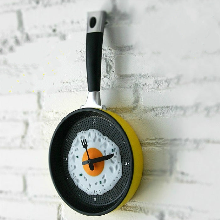 Orologio da parete decorativo per soggiorno creativo a forma di padella con uovo fritto
