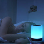 Luce notturna colorata con venature del legno creative, atmosfera tattile