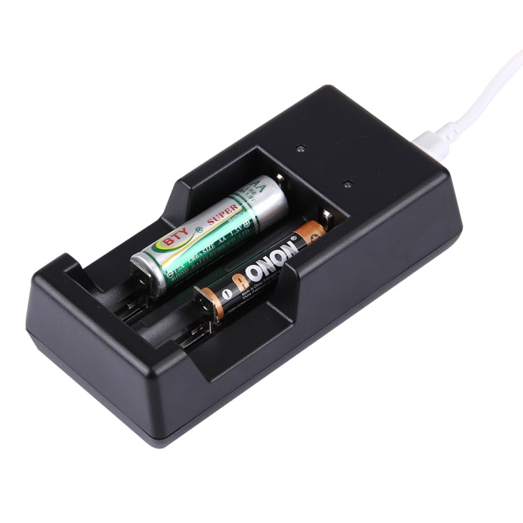 Caricabatterie universale USB per batterie 1,2V e 3,7V