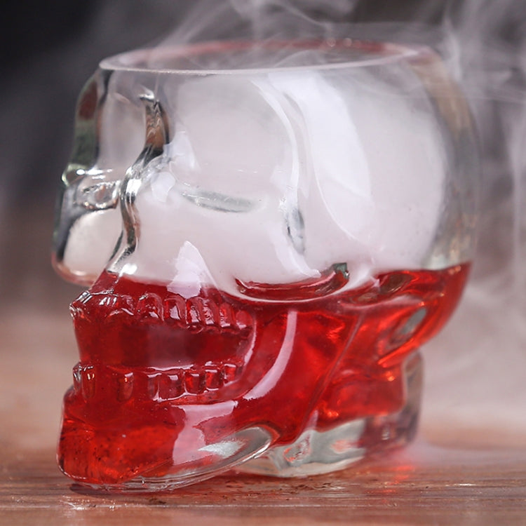 Bicchiere da shot in cristallo con testa di teschio e vodka, Transparent