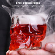Bicchiere da shot in cristallo con testa di teschio e vodka, Transparent