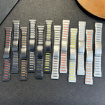 Cinturino per orologio curvo bicolore in acciaio inossidabile con chiusura a sgancio laterale, 22mm