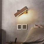 Semplice lampada da parete girevole per camera da letto sul comodino. Luce notturna calda, 21cm, 31cm