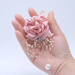 Accessori per cappotti con spilla di perle e fiori di stoffa