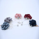 Accessori per cappotti con spilla di perle e fiori di stoffa