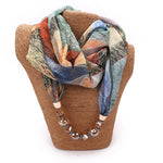 Sciarpa in chiffon con motivo floreale e collana, dimensioni: 180 x 48 cm