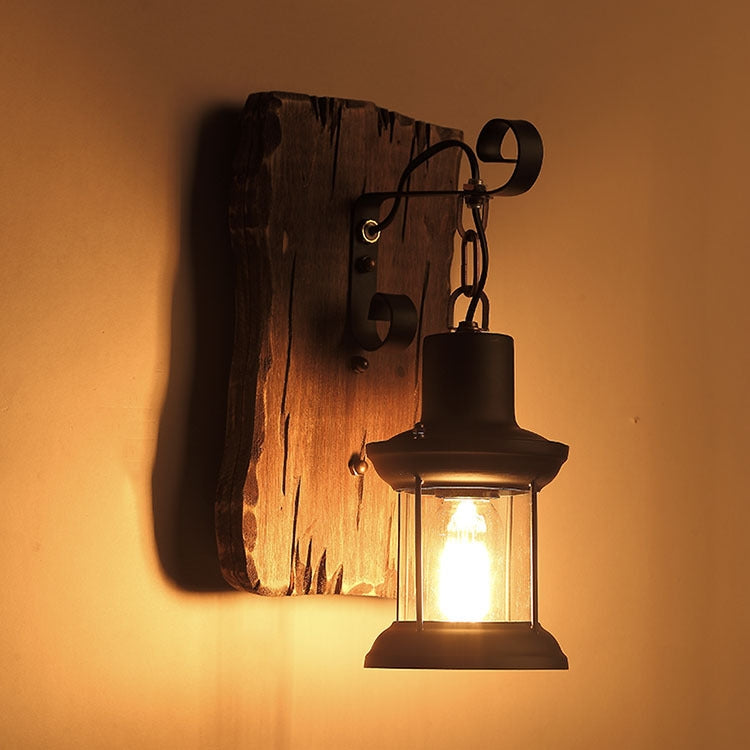 Lampada da parete vintage in legno con ombreggiante in ferro