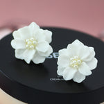 2 orecchini a cerchio con ciondolo di perle di fiori bianchi adorabili