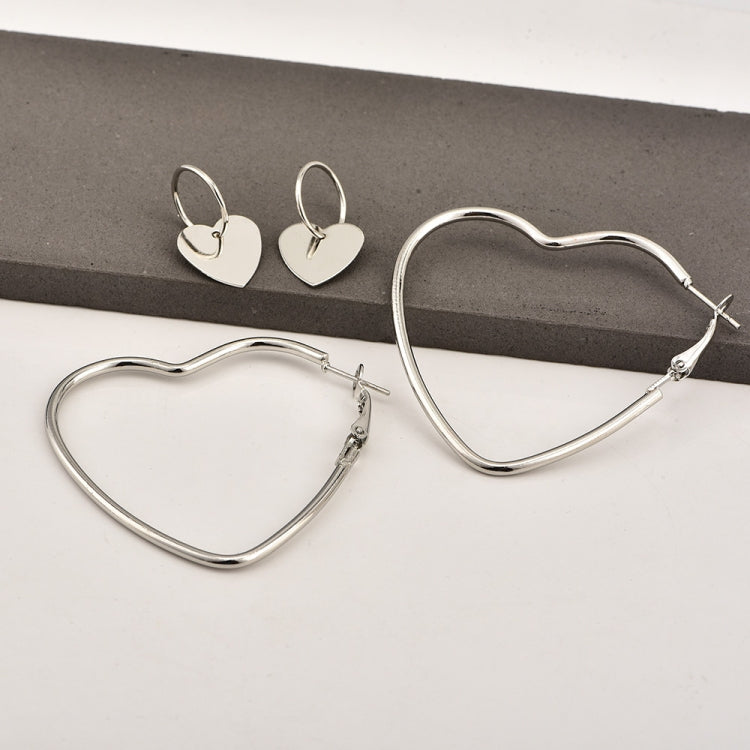 Set di orecchini a cerchio a forma di cuore d'amore in metallo semplice moda donna