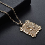 Collana geometrica con rosa quadrata e catena clavicola