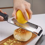 Grattugia per formaggio Lama in acciaio inossidabile Affettatrice per formaggio Grattugia per limone Pialla per raschiare il cioccolato con copertura protettiva, Cheese Grater (Red), Cheese Grater (Black)