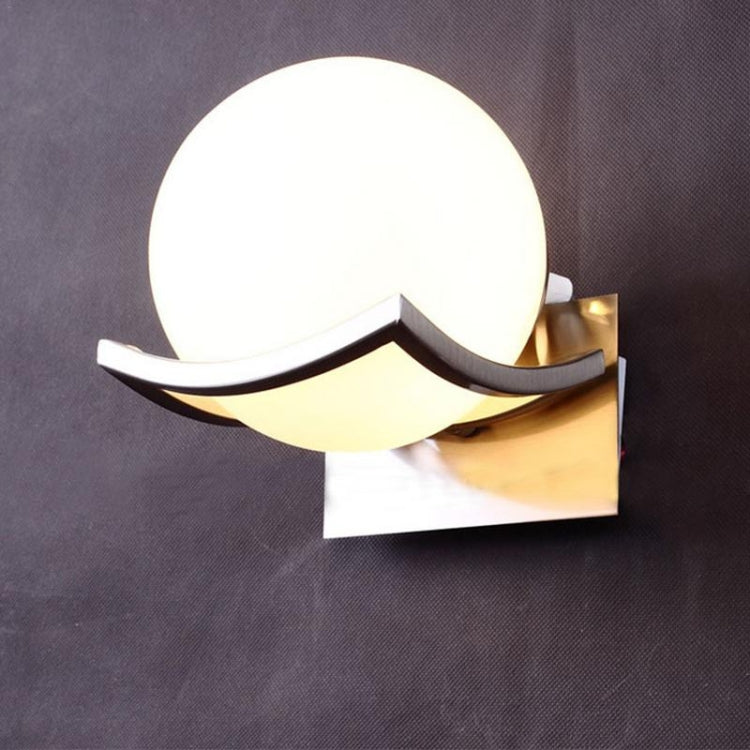 Lampada da parete con sfera di vetro e struttura in acciaio inox