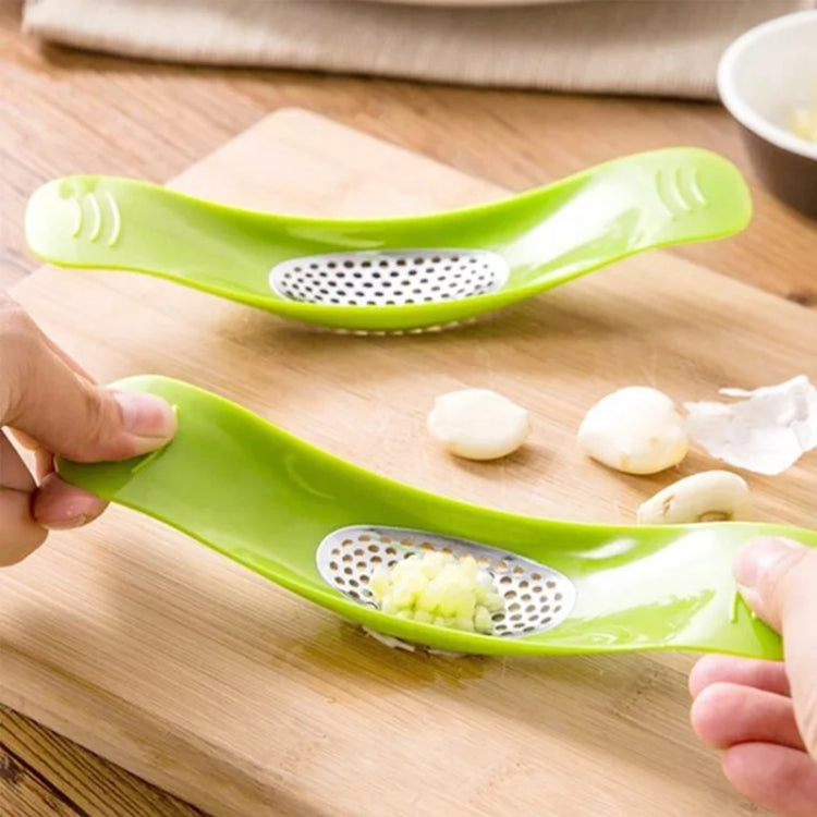 Spremiaglio manuale per uso domestico a forma di arco in acciaio inossidabile multifunzionale da 2 pezzi, consegna a colori casuale, Garlic Crusher