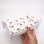 Letto singolo bianco in legno 1:12 per casa delle bambole