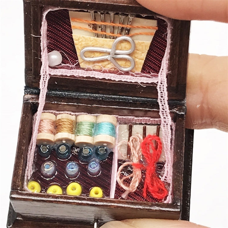 Scatola da cucito in legno massello 1:12 miniatura