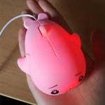 Simpatico cartone animato con mouse cablato per ragazza, ufficio, laptop, casa