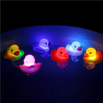 10 giocattoli per il bagnetto del bambino dell'anatra della luce di induzione dell'acqua del LED, consegna casuale di colore, Light Duck Bath Toy