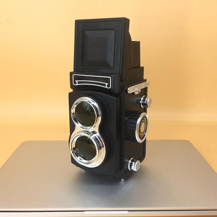 Modello di fotocamera reflex doppia Modello di fotocamera portatile con decorazioni di oggetti di scena retrò