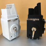 Modello di fotocamera reflex doppia Modello di fotocamera portatile con decorazioni di oggetti di scena retrò