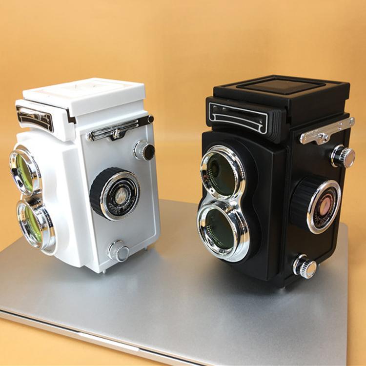Modello di fotocamera reflex doppia Modello di fotocamera portatile con decorazioni di oggetti di scena retrò