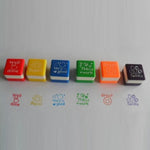 24 pezzi/scatola Commenti degli insegnanti Timbri quadrati in plastica con cartoni animati Timbri giocattolo per bambini con motivi colorati, Square Stamps