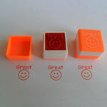 24 pezzi/scatola Commenti degli insegnanti Timbri quadrati in plastica con cartoni animati Timbri giocattolo per bambini con motivi colorati, Square Stamps