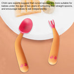 Bambino che impara a mangiare piegando la forchetta con il cucchiaio e il gomito