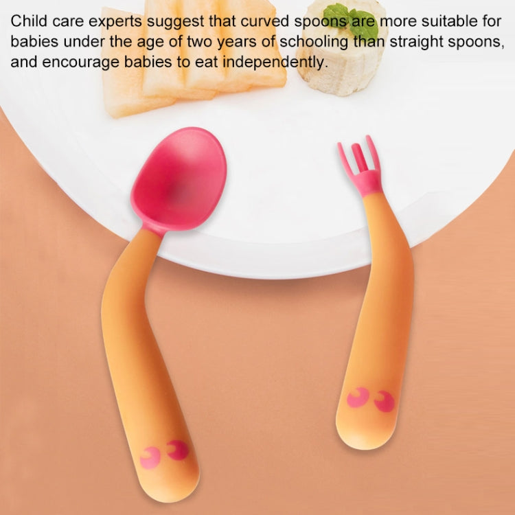 Bambino che impara a mangiare piegando la forchetta con il cucchiaio e il gomito