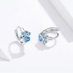 Orecchini semplici con zirconi in argento sterling con stampa zampa di gatto, SCE670