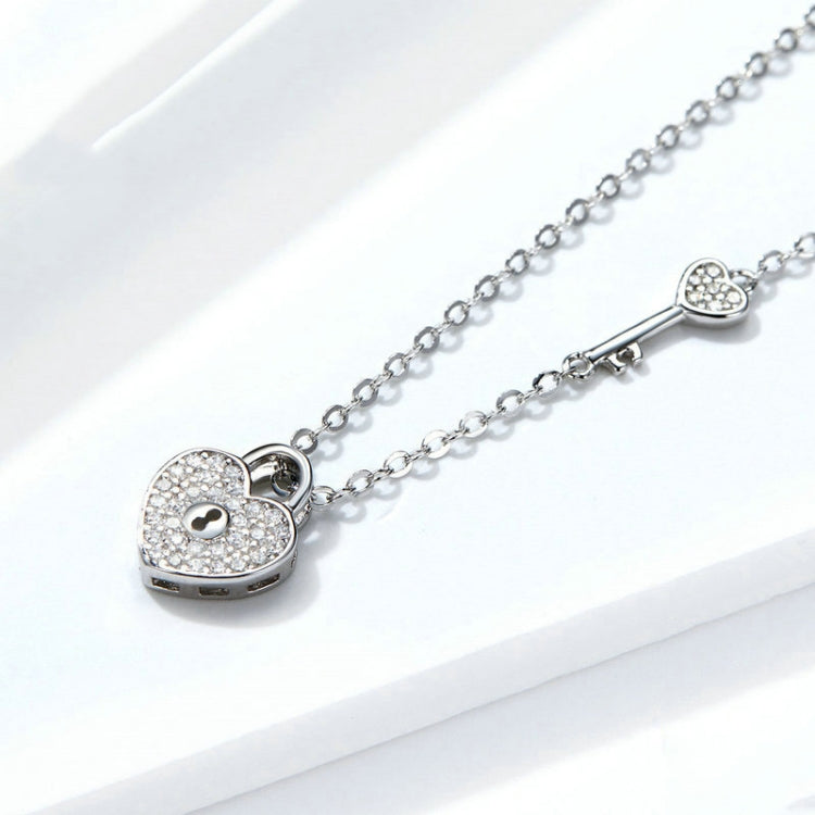 Collana con serratura a cuore placcata in platino in argento sterling S925 per ragazze, gioielli con chiave in zircone intarsiato bianco, SCN315