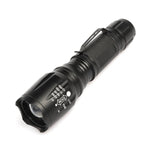 Mini torcia LED T02 con zoom telescopico e clip