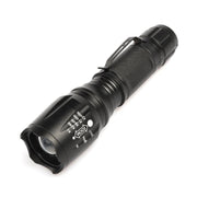 Mini torcia LED T02 con zoom telescopico e clip